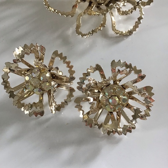 Sarah Coventry Vintage Gold Tone Brooch Pin and Clip-on Earrings Set Demi Parure - Picture 2 of 10